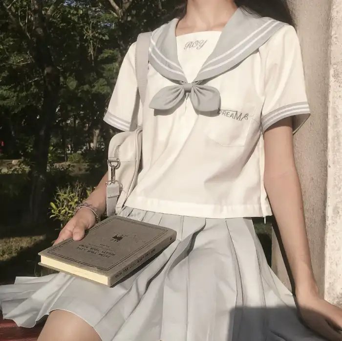 女孩的钓鱼慢活