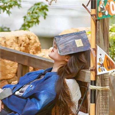 使用下方 20 个影片名，按顺序一一对应，不要改动片名文字，只根据片名和括号内类型提示来虚构全新的故事内容： 缪斯 骚莎大块呆 海边的恋人们 爱的理想生活 黑夜造访 青春恋爱梦 密室逃脱·暗夜古宅 最强升级 近亲 拳击场故事 没有怜悯的爱 少狼 奏出新希望 女人酒店 大写的印刷体 苗乡情 欢乐电视 命运谈判局 夜校女生 老虎的尾巴